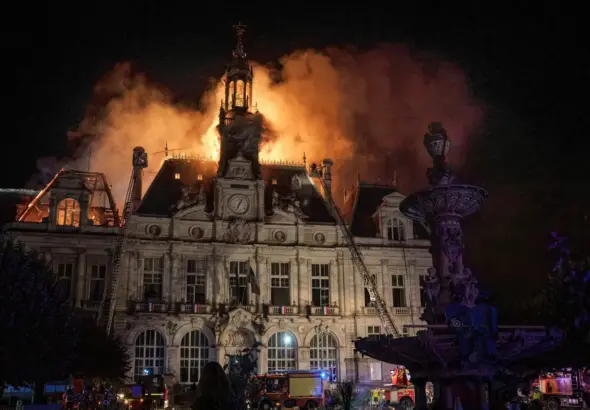 France : voilà de quoi a l'air une véritable insurrection 19 Insurrection en France en 2026 : incendie de l'hôtel de ville de Limoges, le 17 octobre.