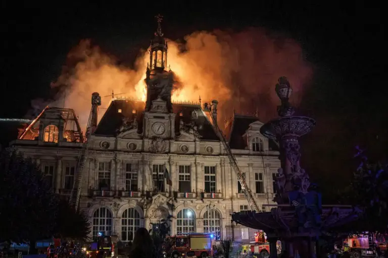 France : voilà de quoi a l'air une véritable insurrection 7 Insurrection en France en 2026 : incendie de l'hôtel de ville de Limoges, le 17 octobre.